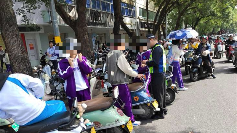 海南儋州交警开展未成年人违规骑行专项整治