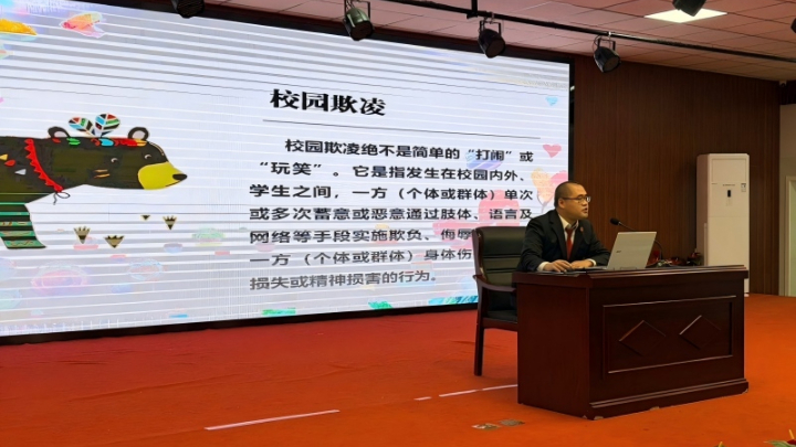法治阳光守护成长之路——新疆乌鲁木齐市头屯河区人民法院开展“护苗行动”进校园普法宣传活动