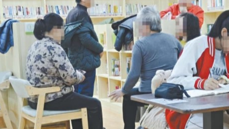 脱鞋留宿组团聊天，家长放纵儿童喧闹，别让不文明行为破坏书香氛围