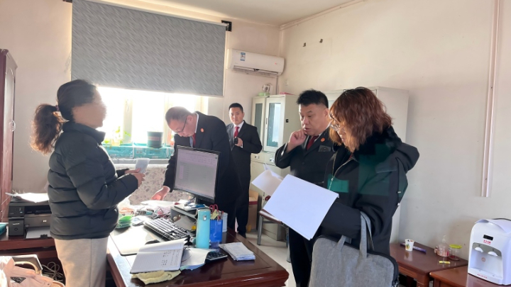 暖心冬日 护民“薪”安——新疆阜康市人民法院为8名农民工追回12万“血汗钱”