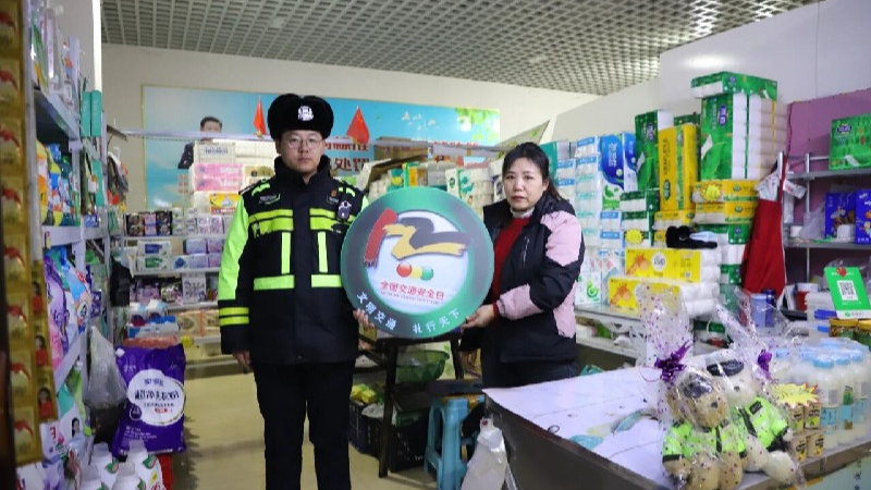 内蒙古察右中旗交警走进农贸市场，把交通安全“送”到群众身边