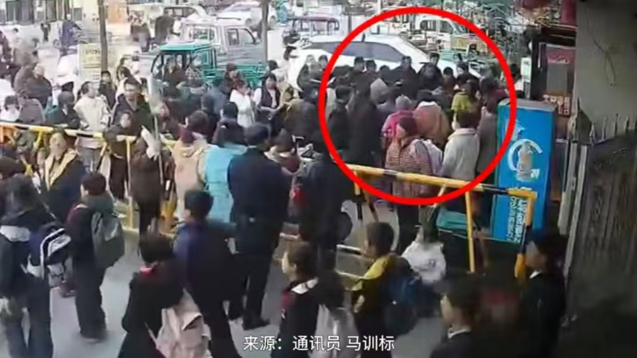 惊魂70秒！男孩被烤肠噎住窒息 执勤辅警紧急施救