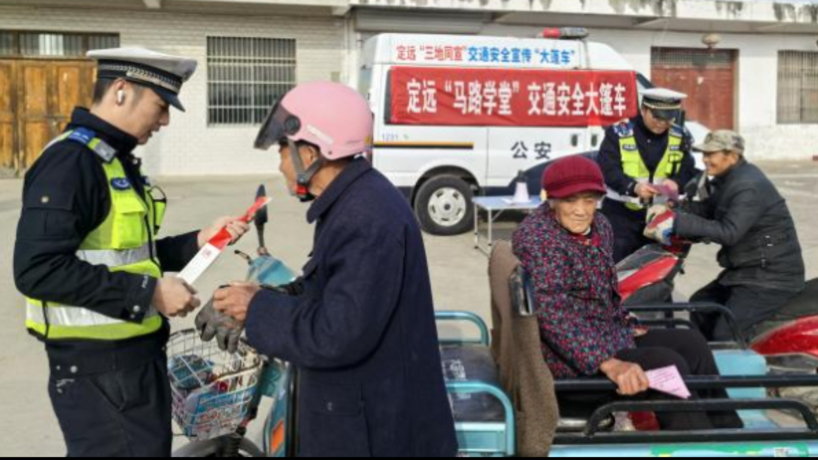 安徽省滁州市：“马路变课堂” 定远交警“查纠+宣传”护航交通安全日