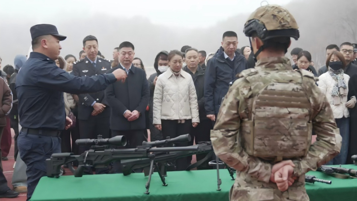 新疆塔城地区乌苏市：寒风里的“警营开放日”，热血与欢笑共燃，多部门携手传递平安温度