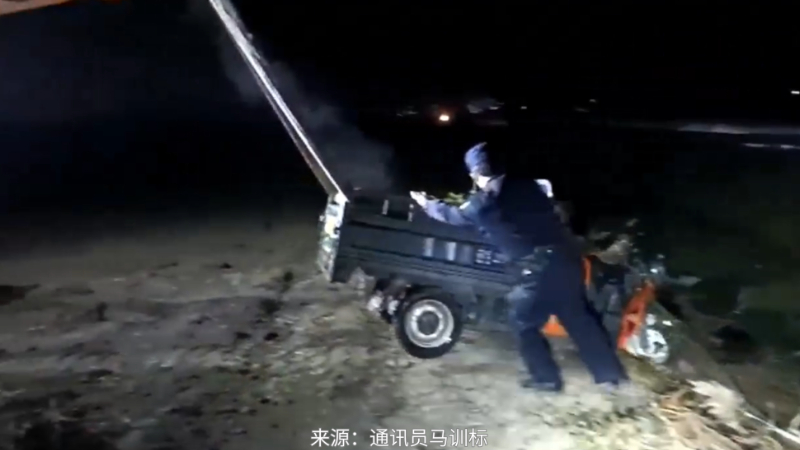 泗县老人三轮车坠沟 民警火速救援脱险