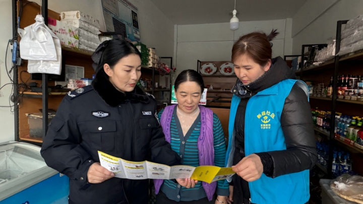 新疆阿勒泰地区富蕴县库额尔齐斯镇司法所： “普法”进商户 “宪法”润民心