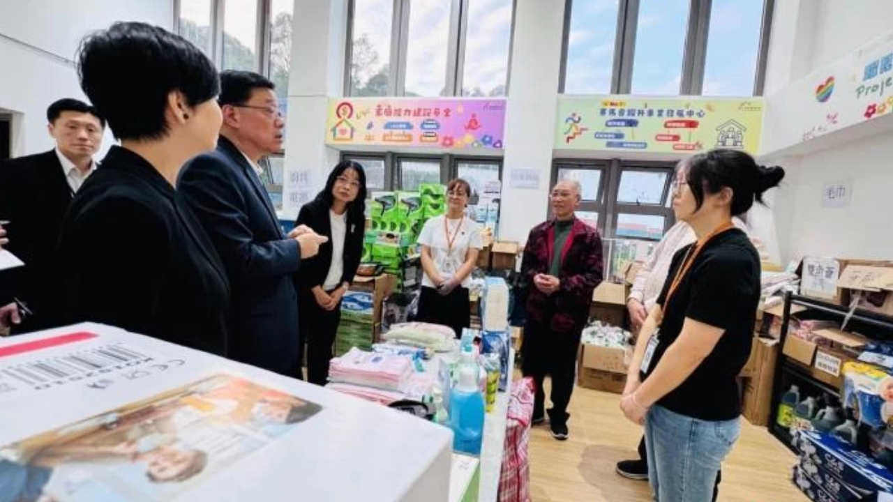 香港特首李家超探访受大埔火灾影响居民