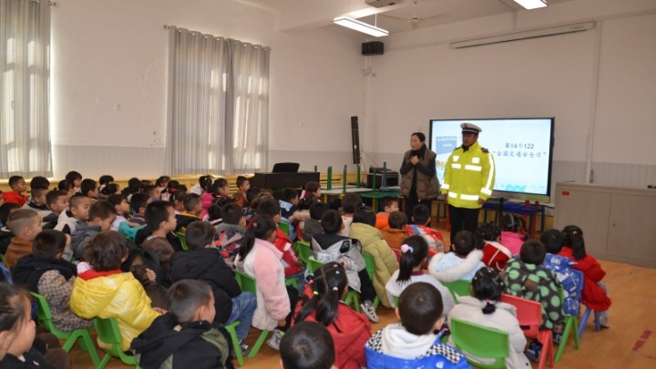 新疆巴音郭楞蒙古自治州和硕县公安局：交警走进幼儿园，趣味宣讲护航平安成长