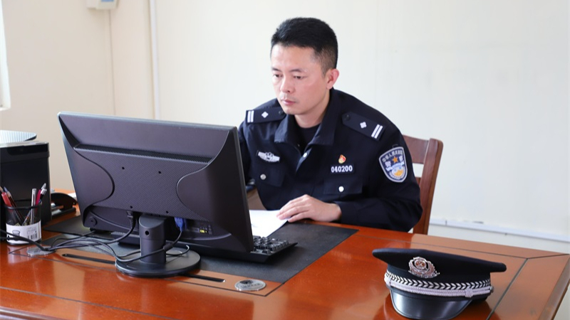 海南琼海民警吴英秀：把青春钉进黎村苗寨，把警徽戴进群众心里