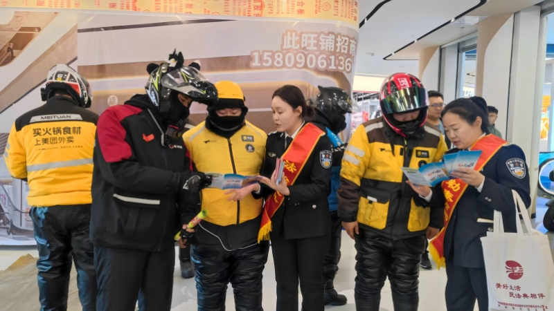 新疆阿勒泰市：宪法宣传进商场