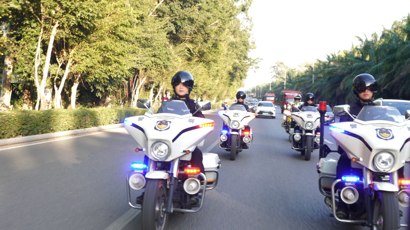又飒又美！海南东方首支女子骑警队亮相街头