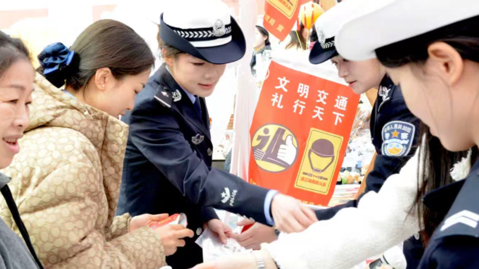 成都市开展第十四个“全国交通安全日”宣传活动