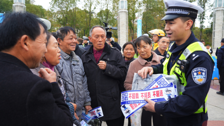 广元第十四个“全国交通安全日”活动启幕 沉浸式体验筑牢安全防线