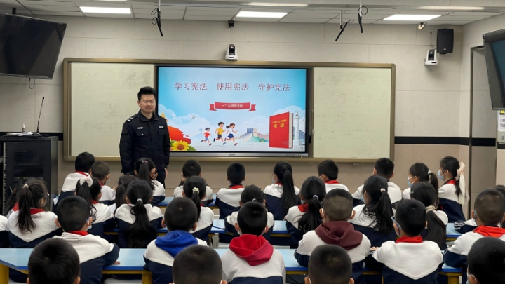 新疆生产建设兵团第七师胡杨河市一二八团司法所开展宪法进校园活动