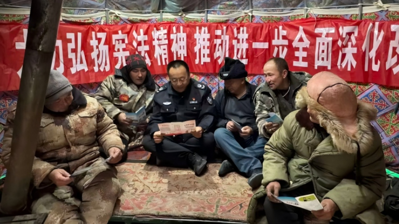 新疆阿勒泰地区福海县司法局喀拉玛盖司法所：宪法进牧区 普法暖民心