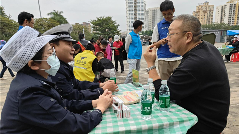 海南儋州交警市集开讲 守护“一老一小”平安行