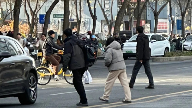 不文明行为抬头！隔离护栏拆了，规则护栏不能倒地