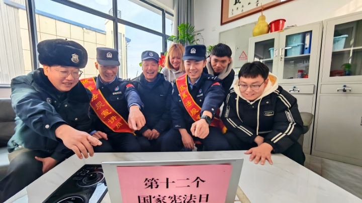 新疆克州边境管理支队吐尔尕特口岸边境派出所开展“12·4”国家宪法日法律宣传活动
