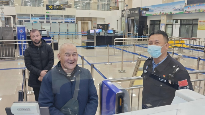 指尖填报“零等待”——新疆出入境边防检查总站巴克图边检站通关服务获外籍旅客点赞