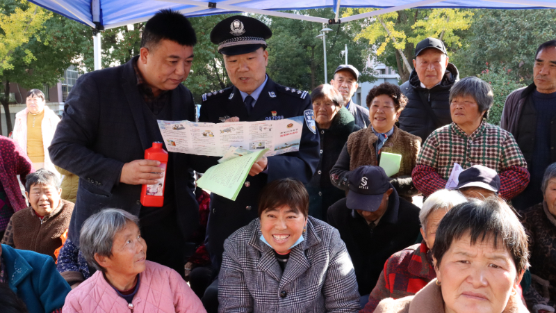 安徽泗县藏青蓝+志愿红 普法宣传暖民心