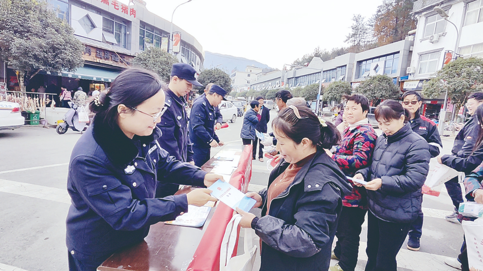 安徽六安市：联勤普法“双线行” 宪法精神润民心