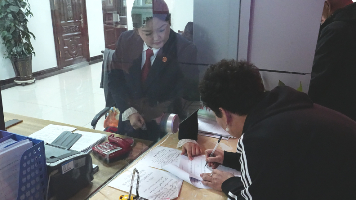 新疆伊犁哈萨克自治州新源县人民法院：执行窗口前置调解 化解老友借贷小纠纷