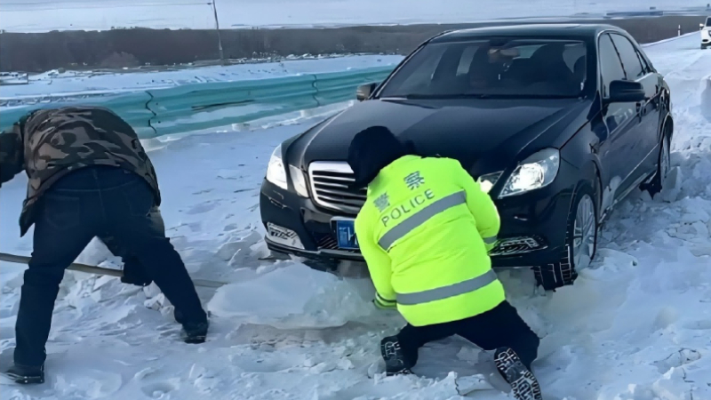 冰雪路面遇险情，新疆阿勒泰地区布尔津公安交警救援暖人心