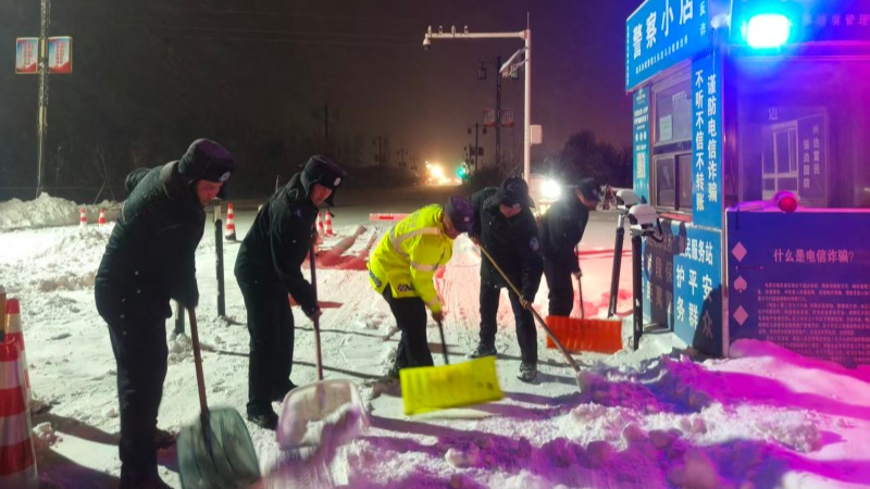 新疆生产建设兵团第四师可克达拉市昭苏垦区公安局：警徽映雪护民行 鏖战暴雪保畅通