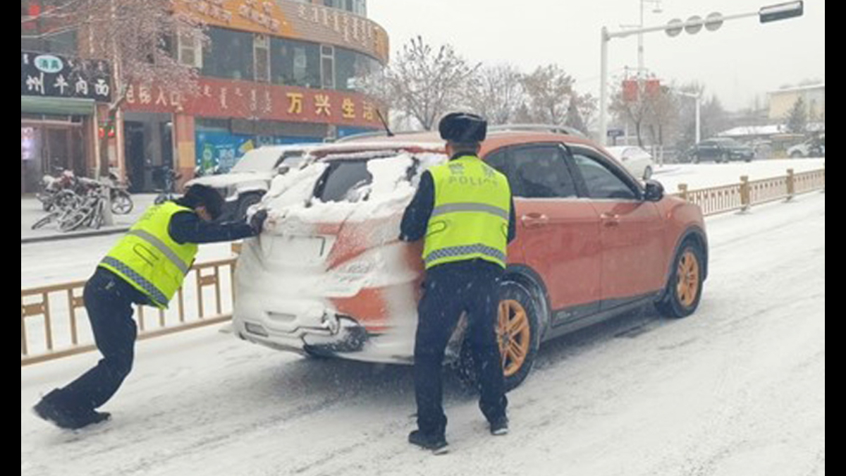 以雪为令守一线，警徽闪耀护平安