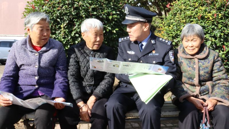 安徽泗县警银携手将金融安全防范知识送到群众身边