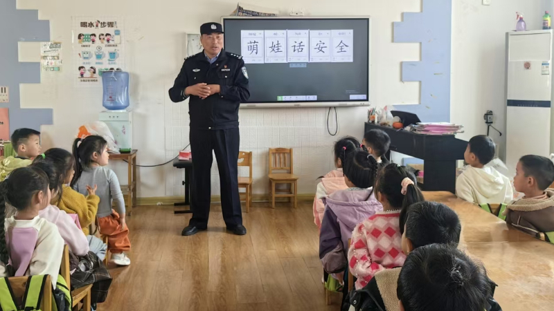 安徽泗县交警走进幼儿园话交通安全