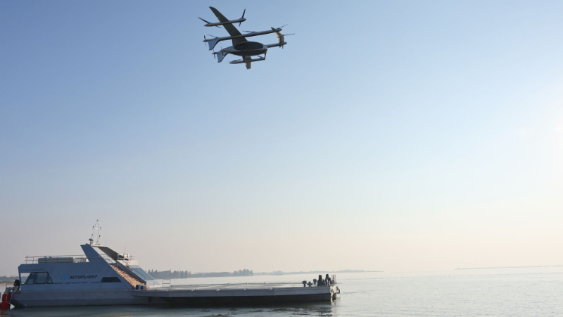 “政策+场景”双轮驱动 低空经济加速“起飞”