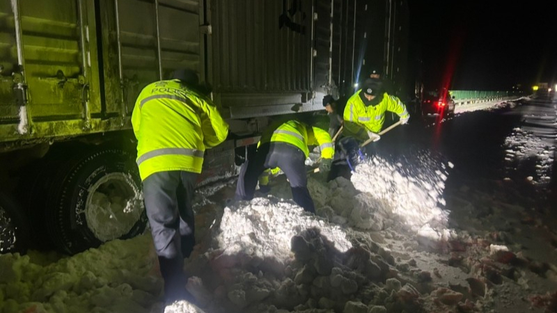 新疆阿勒泰地区富蕴县交警8小时连夜救援26人平安脱险