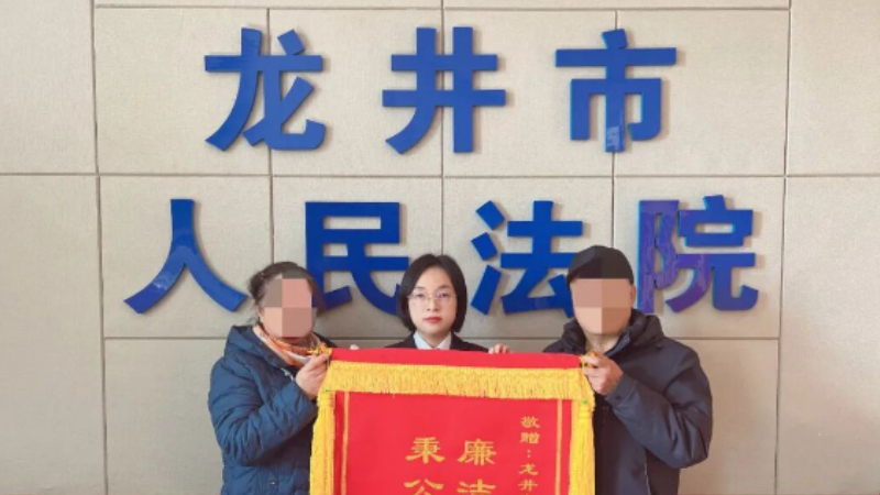 吉林省龙井市法院：七旬老人送旗致谢 点赞法官真情服务