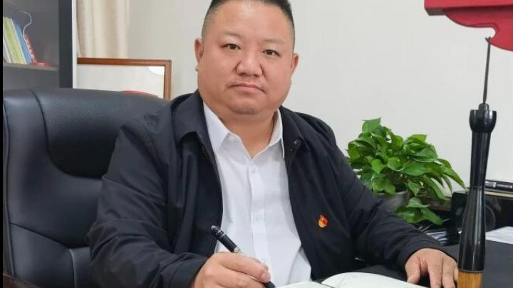 李荣：以爱为炬 照亮困境学生成长路