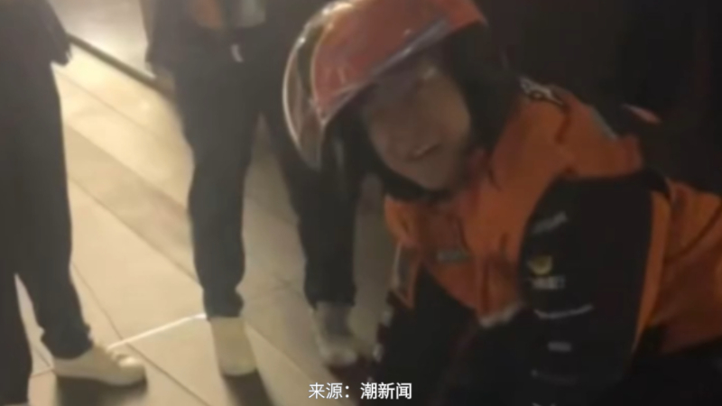 外卖小哥电梯逆行飞身扑倒嫌犯