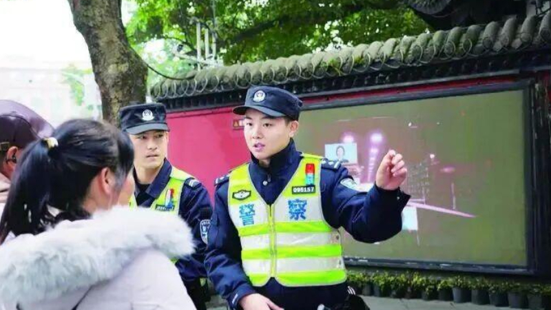 成都警察李腾飞：第一次收到锦旗，备受鼓舞