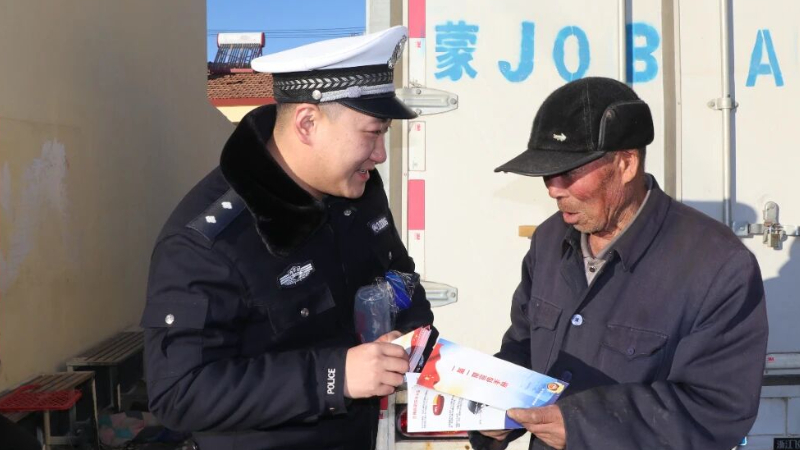 商都交警走进辖区农村开展道路交通安全宣传工作