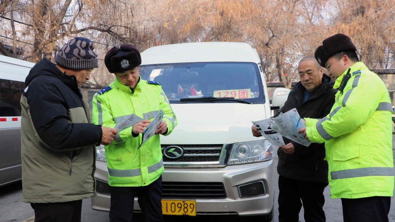 新疆伊犁哈萨克自治州奎屯市交警密织冬季道路安全网