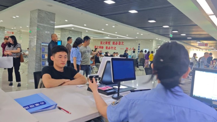 新疆伊宁市公安局：用“小窗口”撬动“大民生” 用“微服务”换来“满分评”