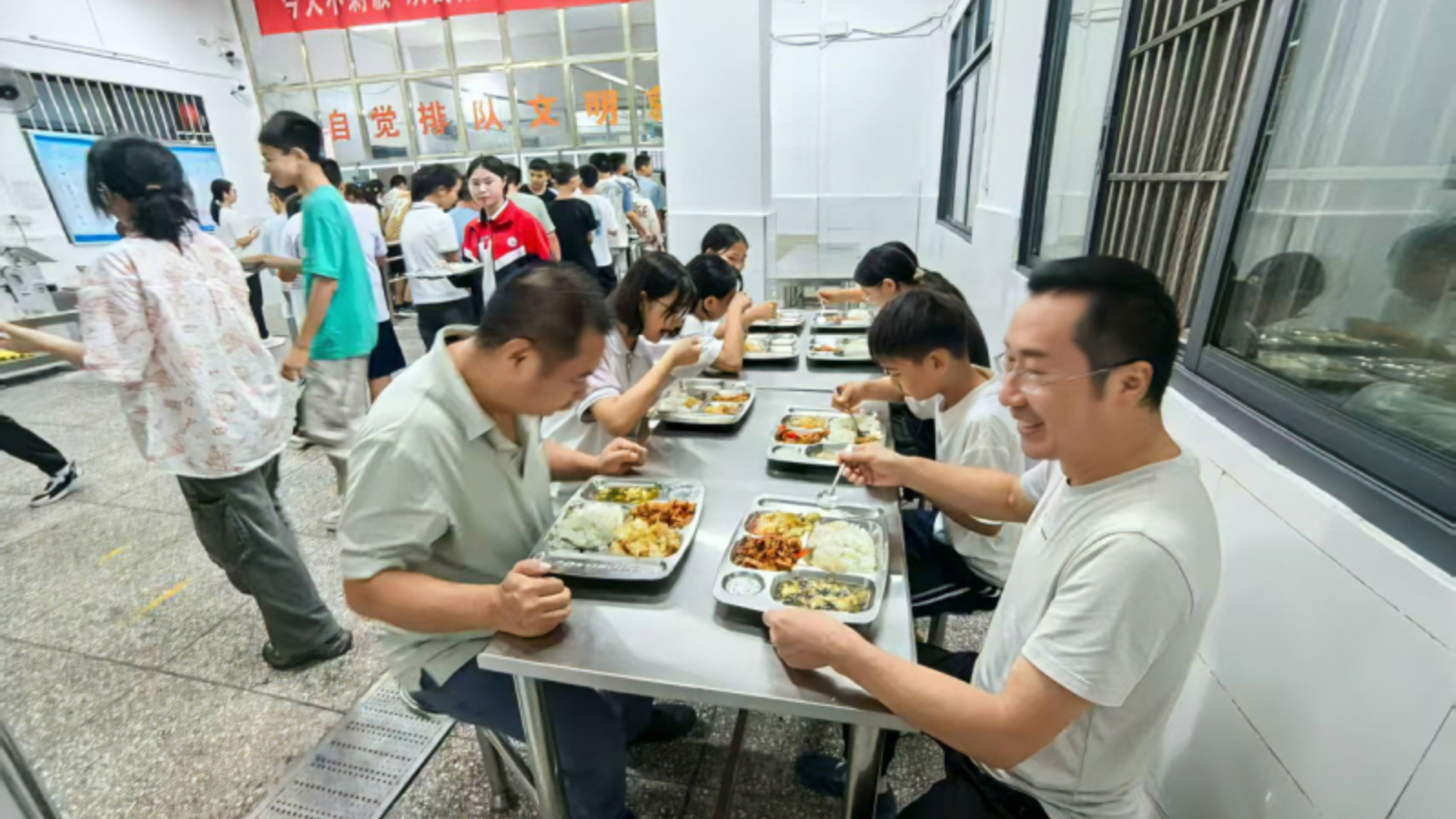 湖北巴东：铁腕治餐呵护成长民生温度