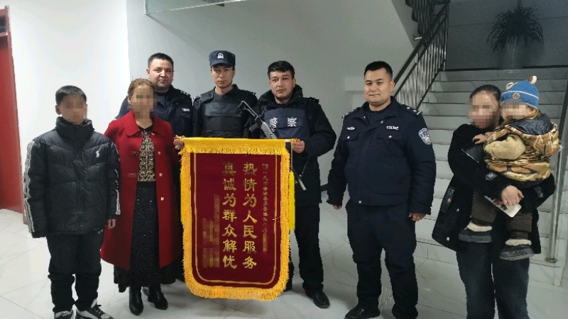 金杯银杯不如老百姓的口碑——新疆和田地区洛浦县公安局民警一日连获四面锦旗