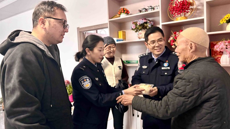 新疆出入境边防检查总站塔城边境管理支队二工镇边境派出所开展“冬至包饺子”慰问活动