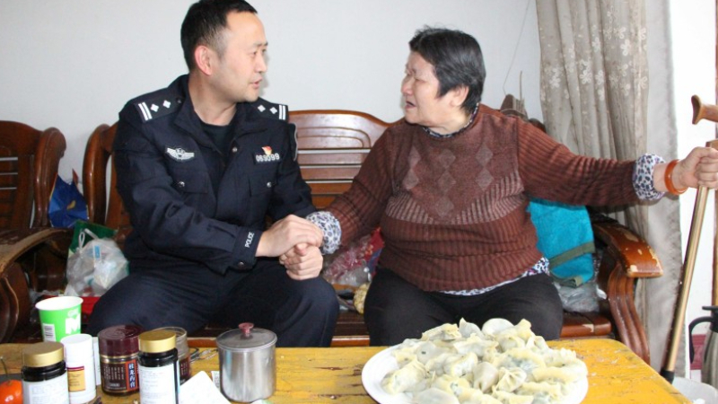 新疆伊犁哈萨克自治州伊宁市公安局：一碗饺子两份温情，暖了警营，更暖了民心