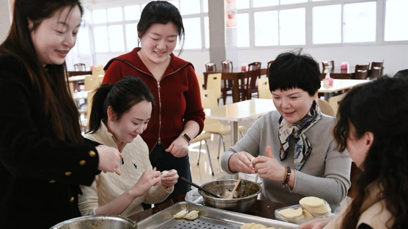 饺香迎冬至 聚力谱新篇——河南省南阳市高新区法院组织开展包饺子活动