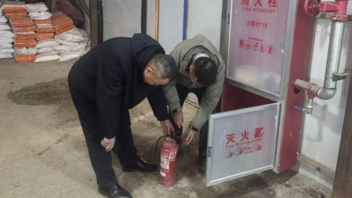新疆阿勒泰地区福海县：上门排险+宣讲，筑牢牧区取暖安全墙