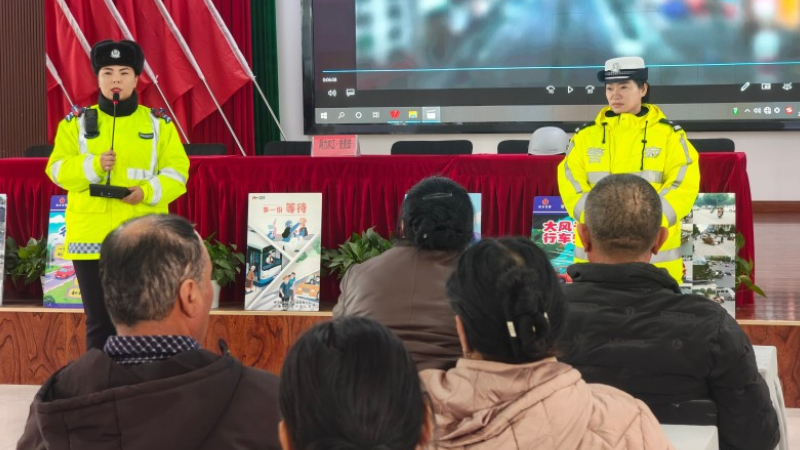新疆伊犁哈萨克自治州伊宁县交警把安全课送到“最后一公里”