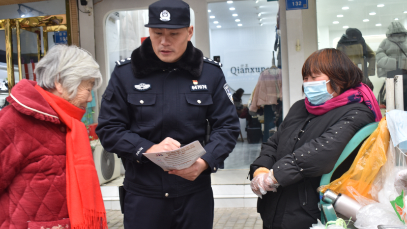 安徽泗县公安局经侦大队深入辖区开展防范和打击非法集资宣传活动