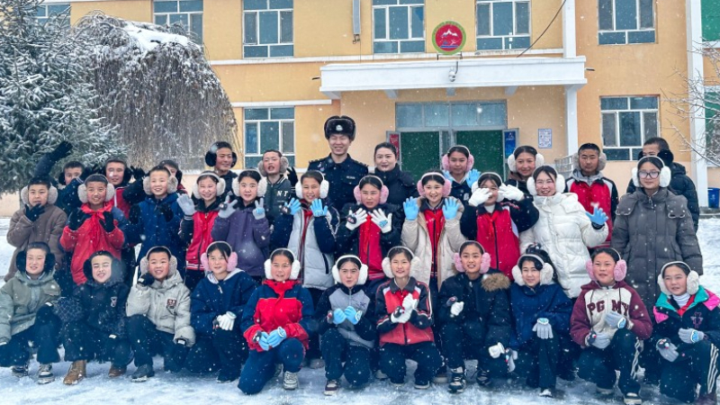 警师夫妻冬日温情暖童心