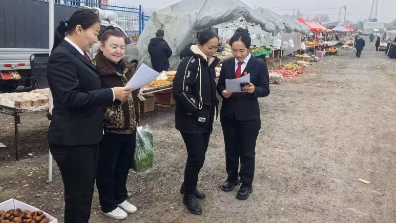 新疆塔城地区沙湾市人民法院西戈壁人民法庭：集市普法接地气 法律服务零距离